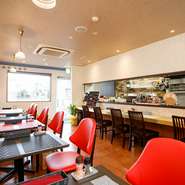 居心地の良さを大切にしている【ル・ブイヨン・クスクス】。「お客様ひとり一人が幸せになれる料理と空間を提供し続けたい」と願うオーナーの想いを感じる、アットホームな雰囲気の中で、思い思いに過ごせます。