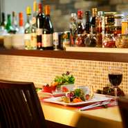 頑張る大人には、気ままに過ごす息抜きも必要。「ふぅ」と心を落ち着かせて、美味しい料理とお気に入りのお酒を愉しむ、リラックスタイムを過ごせます。程よい距離感の接客も心地良く、明日への英気を養えそうです。