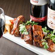 良質食材を仕入れ、美味しいビストロ料理に昇華。「美味しいという言葉も嬉しいですが、楽しかった、また来るねという言葉が何よりうれしい」というオーナー。味・コスパ・居心地の良さ、すべてがそろっています。