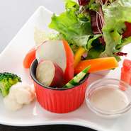 10種類ほどの旬野菜を味わえる、彩り豊かなフレッシュなサラダ。アンチョビとニンニクのコクと風味がクセになる自家製ソースも自慢です。ボイル、グリル、生のままなど、素材ごとの味わいを引き出しています。