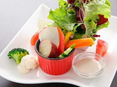 旬の野菜の様々な味わいを楽しむ『フレッシュ野菜とアンチョビのニンニクソース』