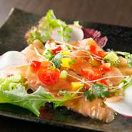 市場で仕入れた新鮮なサーモンとフレッシュ野菜。玉ねぎの自家製ドレッシングとの相性抜群です。マスタードでアクセントをつけた玉ねぎの甘みと酸味の絶妙なバランスがGOOD。ワインとの相性もピッタリです。