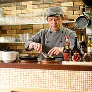 「肩ひじ張らずに、美味しい料理を楽しみながら食べてほしい」という想いでオープンした【ル・ブイヨン・クスクス】。メニュー以外の料理のリクエストにも気軽に応えてくれる、食を通じた交流も楽しめます。