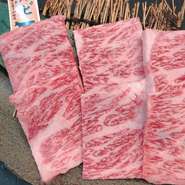 脂っこいお肉が苦手なお客様でも、近江姫和牛の脂はさっぱりしているので胃もたれしないと好評です。
あばら周りのお肉。濃厚な脂の旨味と香りが絶品です。