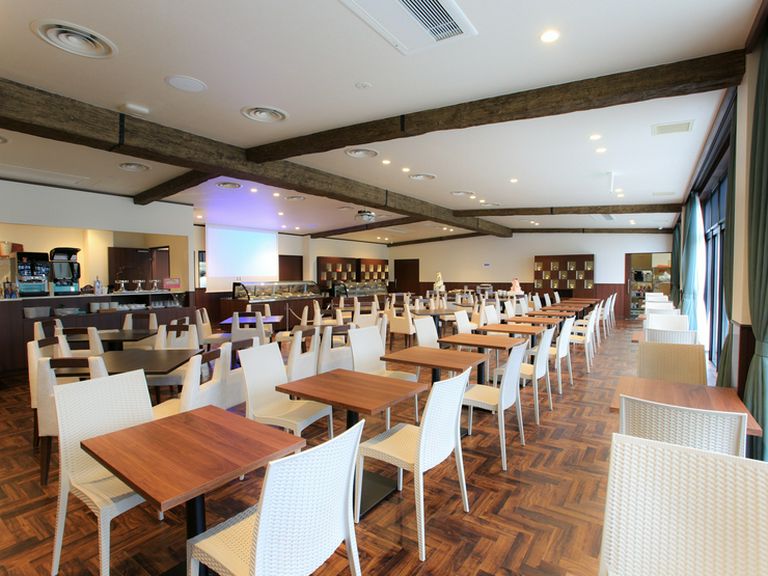 ブラウンとホワイトが基調の明るく広々としたブッフェ会場