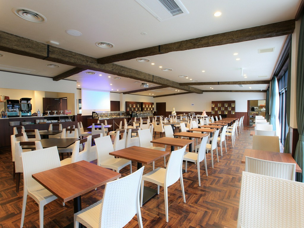 ブラウンとホワイトが基調の明るく広々としたブッフェ会場