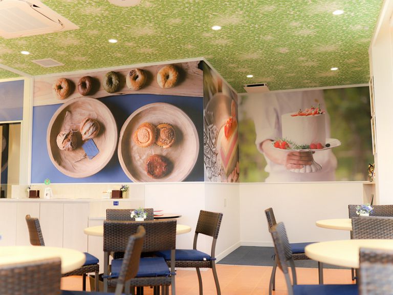 キッズスペースを備えたイートインスペース、休日の一家団欒に