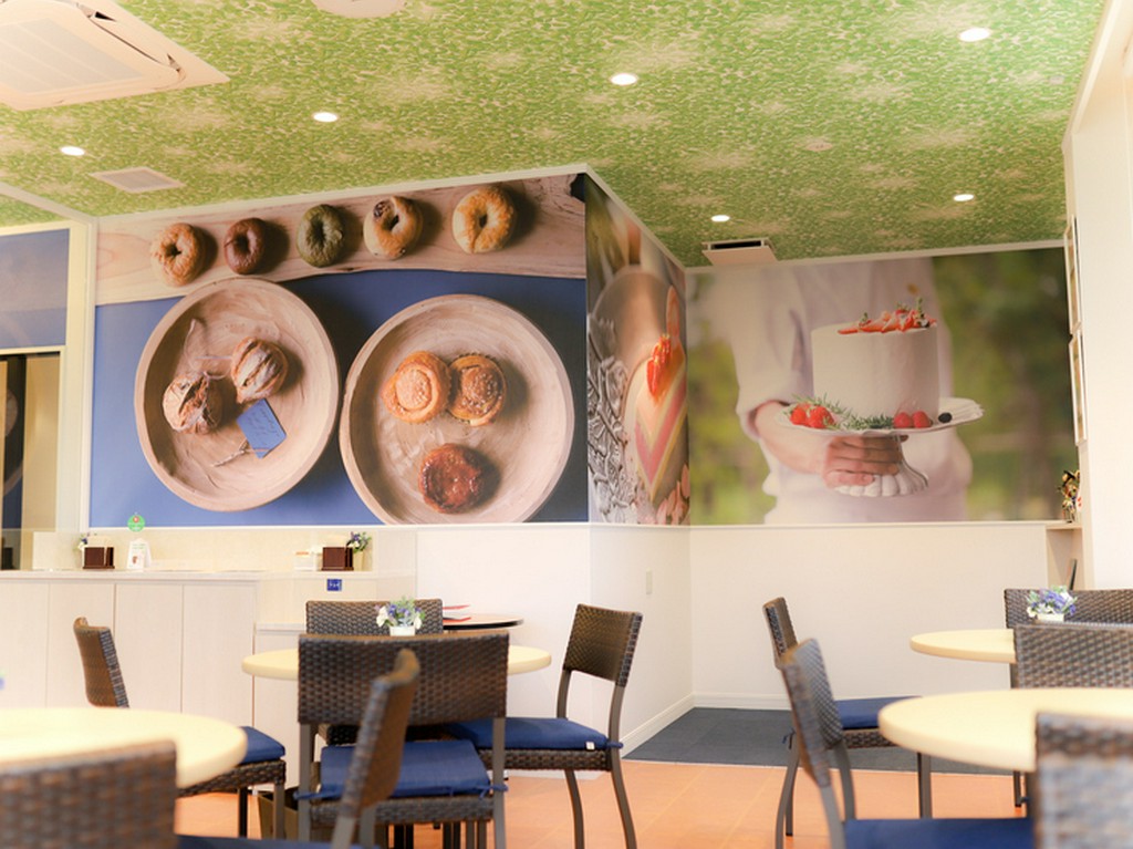 キッズスペースを備えたイートインスペース、休日の一家団欒に