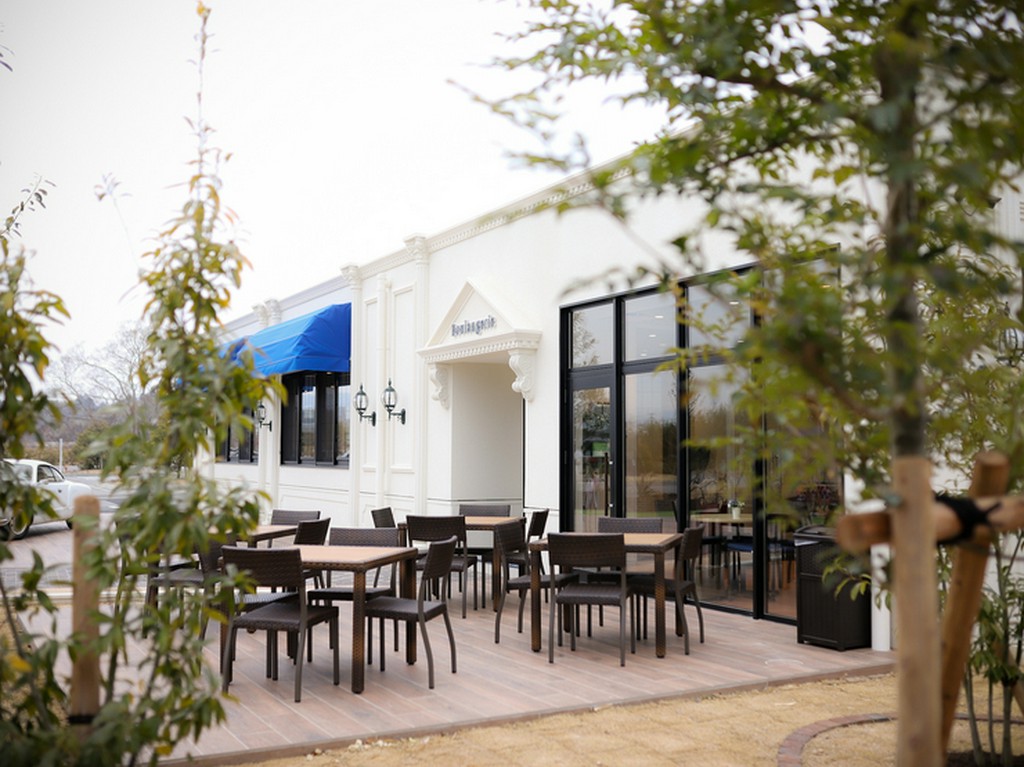 暖かい季節にはイートインテラス席、ペット同伴もOK