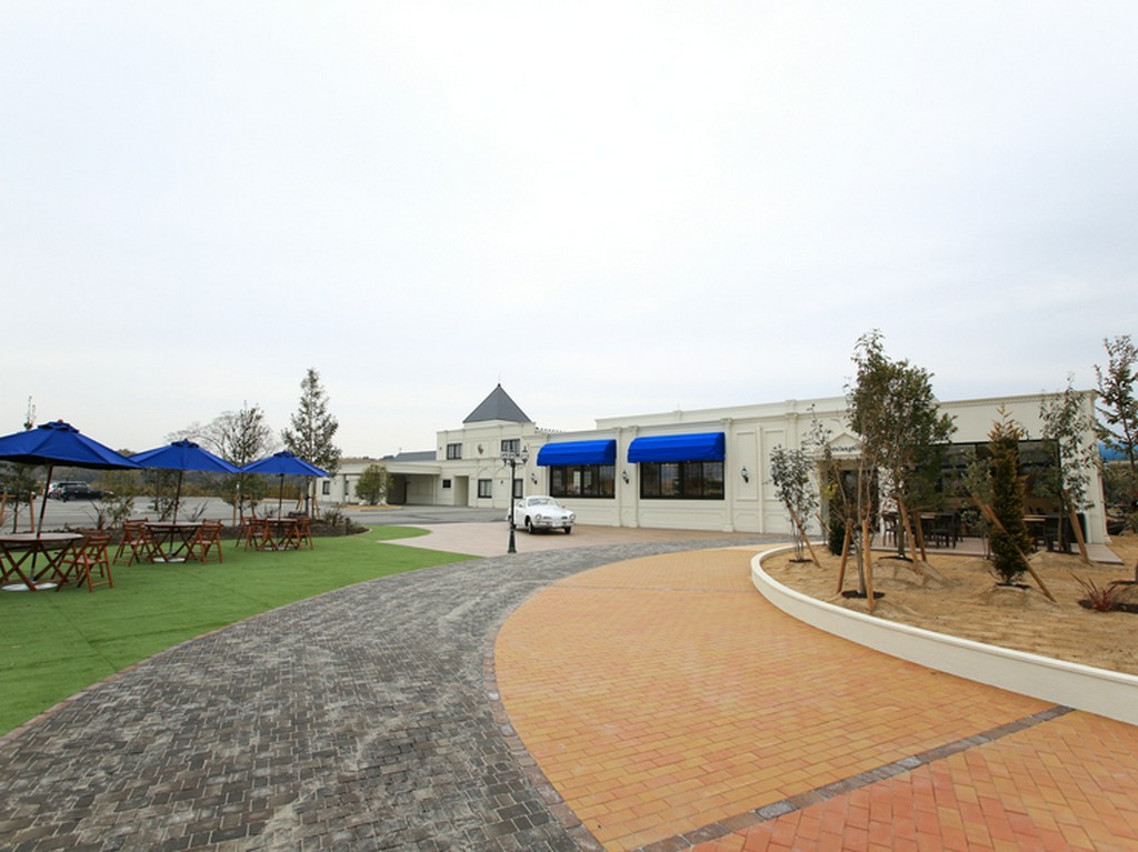 駐車場100台以上！津駅西口より車で10分