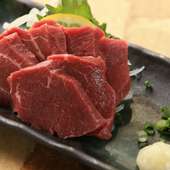 非常に柔らかい肉質が特徴の希少部位を、鹿児島県産の甘い醤油でいただく『馬ヒレ刺し』