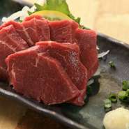 非常に柔らかい肉質が特徴の希少部位を、鹿児島県産の甘い醤油でいただく『馬ヒレ刺し』