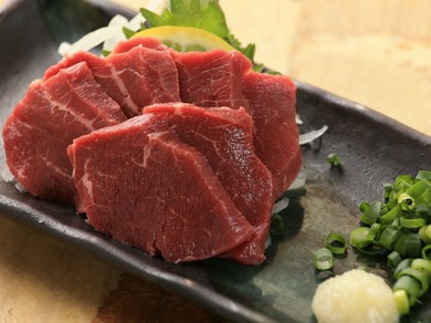 非常に柔らかい肉質が特徴の希少部位を、鹿児島県産の甘い醤油でいただく『馬ヒレ刺し』
