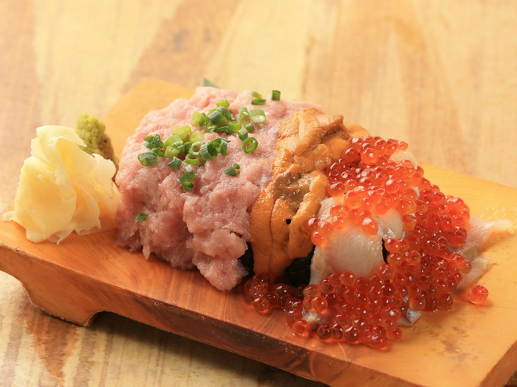 さっぱりとした酢飯と、溢れんばかりに乗った様々な海鮮の旨味がマッチする『こぼれ寿司』