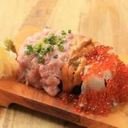 さっぱりとした酢飯と、溢れんばかりに乗った様々な海鮮の旨味がマッチする『こぼれ寿司』