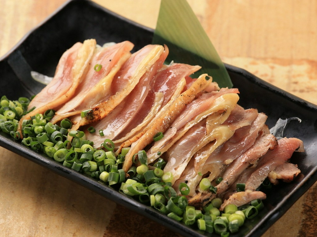 ポン酢の酸味と柚子胡椒辛みやさわやかさが軍鶏の旨味を引き立てる『軍鶏のたたきポン酢』