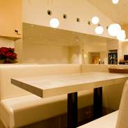 平日（月～金）のランチタイム（11：00～15：00）は、バイキングスタイルで料理を提供しています。つくり立ての料理を、リーズナブルな価格でお腹いっぱい食べられるとあり大評判。