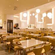 室内には150もの席があり、ボックスシート、テーブル、ソファー、個室などが用意されています。そのため少人数から大人数での宴会、さらには貸切もOK。スタッフまで気軽に相談を！