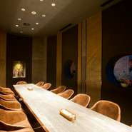 会社での接待や商談、仕事の打ち上げをはじめ家族の記念日や食事会にもおすすめ。老若男女問わず大切なシーンで利用しやすいように、シックで落ち着いた個室がつくられています。
