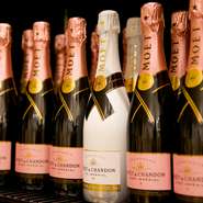 ワインセラーの中には、可愛らしいピンクチケットの『モエ・エ・シャンドン ロゼ アンペリアル』がずらり。フルーティですっきりとした口当たりは、乾杯ワインとしてもおすすめ。