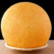 注文しテーブルに運ばれると、お客様は必ず同じような反応をするメニュー。その理由は…。とにかく注文してからのお楽しみ！一つだけ言えることはとにかく大きいので、数人の方とシェアするのがおすすめです。