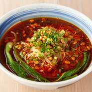 四川の独自の辛味が効いた特製スープが麺によく絡んだ人気の一品。辛さの中に旨味もあり、このバランスがマッチングしていて何ともいえない味わい。一度食べるとクセになるメニューです。