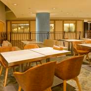 店内は、天井も高く広々とした空間になっており、落ち着いた雰囲気で食事やお酒が楽しめます。また、人の目が気になる場合や宴会のときなどは、あらかじめ予約が必要ですが個室の利用も可能です。