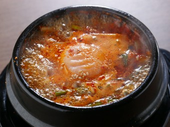 自家製のスープを使った『スンドゥブ鍋』は酒を楽しんだ後の〆にぴったり