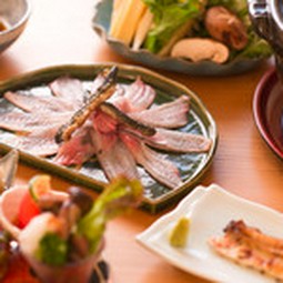 共水鰻の”しゃぶしゃぶ”は「まえはら」の専売特許。
ウナギ本来の味わいをお楽しみください。