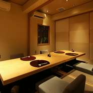 京都・丸太町に風情ある空間を設えた名店。多彩な鰻料理を楽しめる『鰻会席』は、大切な方をもてなす接待や会食に好評です。純和風の個室が3部屋あり、プライベート感も抜群。ゲスト・ホスト共に心から和めます。