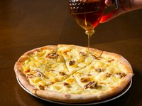 コク深い味わいと風味豊かなゴルゴンゾーラチーズのピザに、くるみをトッピング。食べる直前に好みでハチミツをかけてデザート感覚で召し上がれ。絶妙なコクと甘さのバランスを生み出します。