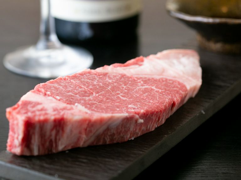 上質なお肉と共に一杯。飲み放題はグレードアップ可能