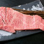 “肉の王さま”とも呼ばれることもある、人気の高い部位。霜降りできめ細かなサシが入っているため、お肉と脂の絶妙な美味しさを楽しむことできます。