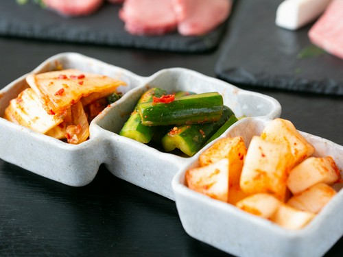 “焼肉のお供”キムチやサラダも自信作