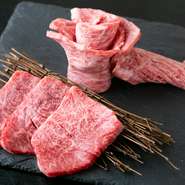 お肉はつくり置きはせず、オーダーを受けてから1枚いちまい丁寧にカット。そのため鮮度や品質は抜群。また注文後のカットとなるので、好みに合わせて厚さもリクエスト可能です。