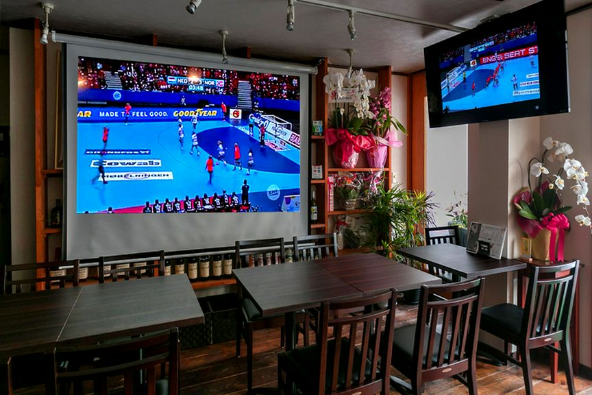 大型スクリーンでスポーツ観戦をしながら楽しく食事を