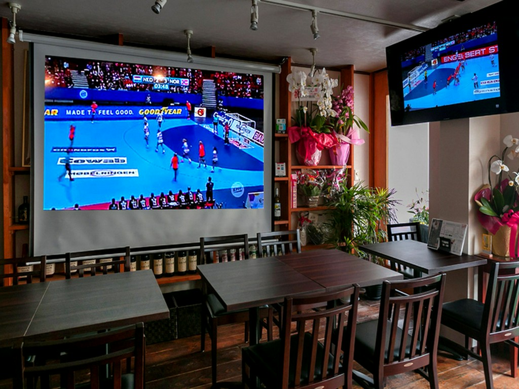 大型スクリーンでスポーツ観戦をしながら楽しく食事を