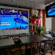 店内には大型スクリーンやモニターを随所に配置。臨場感たっぷりでスポーツ観戦を楽しむことができます。こだわりの広島風お好み焼きとカジュアルな鉄板焼きを、わいわいと盛り上がりながら楽しめます。