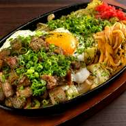 名物の牛すじコンニャクに、半熟とろとろの目玉焼きをのせた一品。こだわりの極太麺にしっかりと味が滲み込んでいます。濃いめのすじコンにまろやかな黄味、麺のもちもち食感の相性が抜群です。
