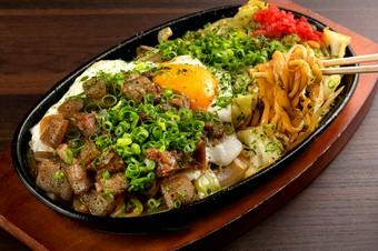 とろとろの黄身を混ぜ込んでさらにおいしく。麺のもちもち食感がたまらない『ぼっかけ極太焼きそば』