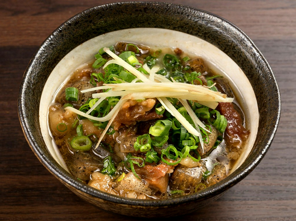 国産牛を使用したとろとろの牛すじがたまらない、濃いめの味付けでお酒によく合う『牛すじコンニャク』