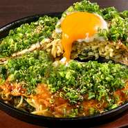 様々なお店を食べ歩いた末、広島焼きと大葉の組み合わせが最も気に入ったという店主。たっぷりの大葉がさわやかな香りと食感をプラスしてくれます。麺の太さや調理の仕方など、試行錯誤を重ねた一品です。