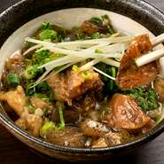 国産牛の牛すじを、長時間かけてじっくりと煮込んだ一品です。そのまま食べるもよし、トッピングにするにもよし。とろとろの牛すじと、お酒によく合う濃いめの味付けがたまらない名物メニューです。