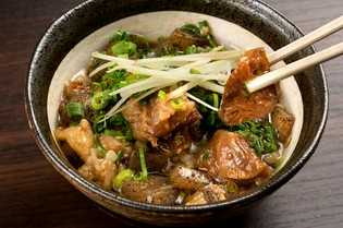 そのまま食べるもよし、トッピングにするもよしの『牛すじ』