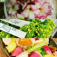 店主達みずから鎌倉等に買い付けに行く春野菜。農家さん達とお話ししながら季節の野菜を仕入れ新鮮な野菜をふんだんに使った料理。洗練されたモダン和食でお楽しみ戴けます。