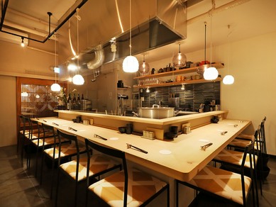 レトロモダンな空間がデートの雰囲気を盛り上げる、大人の隠れ家