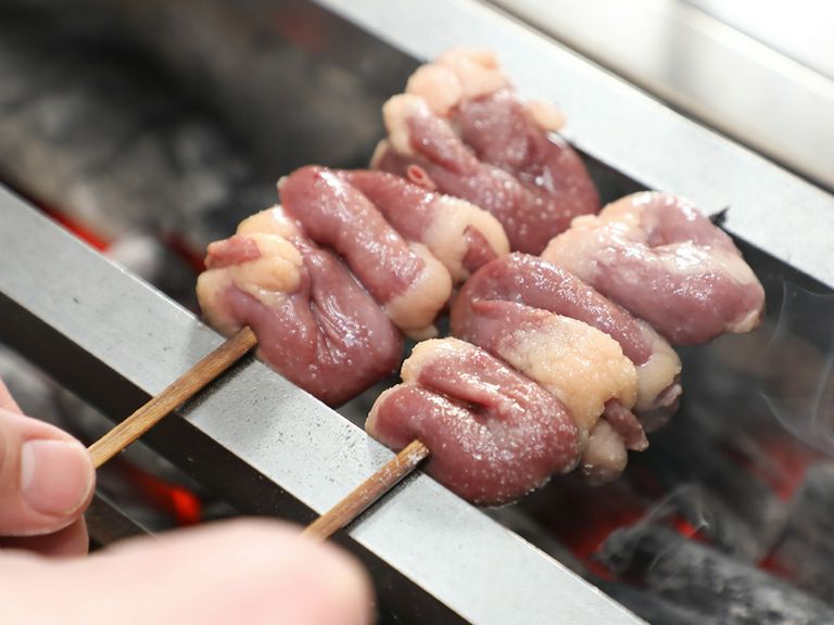 産地直送の新鮮な伊達鶏が美味。素材本来の旨みを存分に堪能する