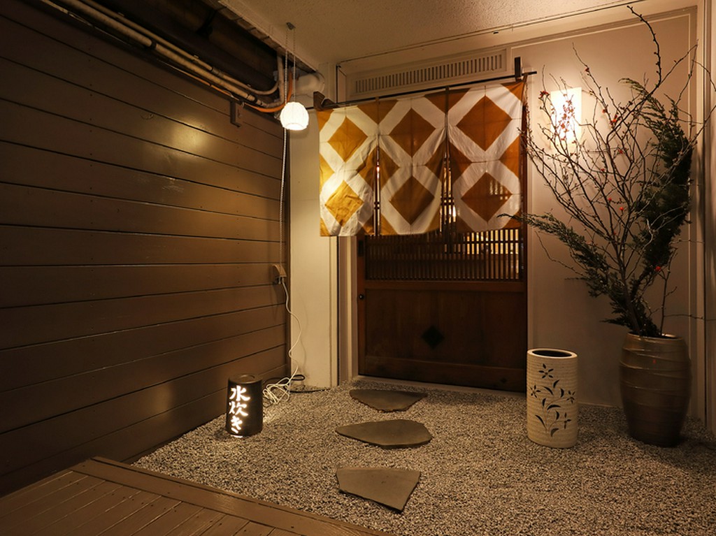 奥まったビルの間にふと現れる“隠れ家的”な名店