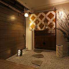 奥まったビルの間にふと現れる“隠れ家的”な名店