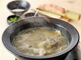 濃厚な鶏の旨みを堪能できる『伊達鶏の水炊き　〆の雑炊　果物』